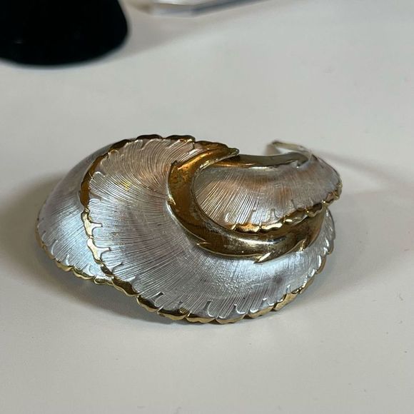 Vintage Coro Feather brooch & clip on earrings Demi parure gold and silver tone - Picture 14 of 15